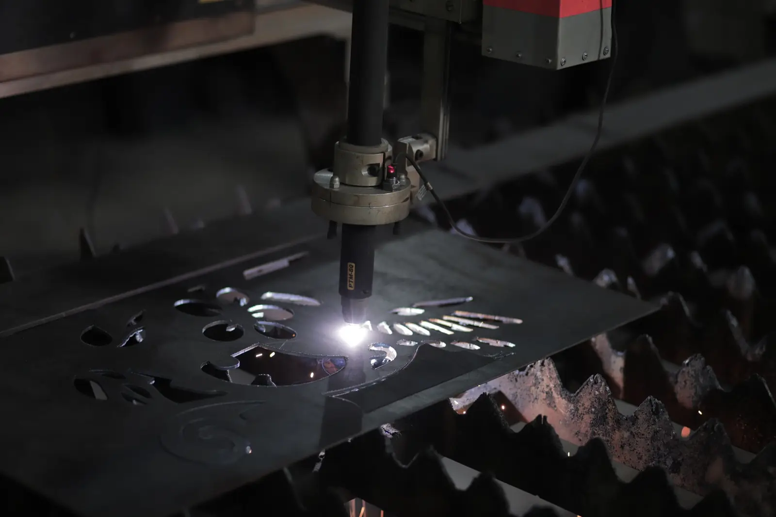 Máquina CNC cortando chapa de aço — foto ilustrativa